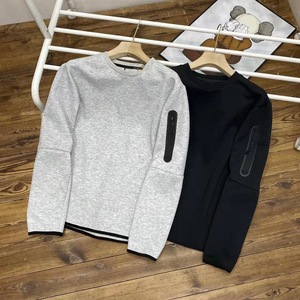เสื้อกีฬาคอกลมสำหรับผู้ชายพร้อมกระเป๋าซิปที่แขน ดีไซน์แบบมีชั้นๆ เสื้อสวมหัวแขนยาวลำลอง เหมาะสำหรับฤดูใบไม้ผลิ - Product Image 1