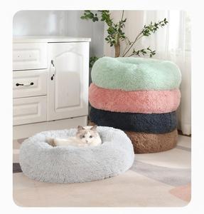 Cama Redonda para Gatos Tipo Donut, Cama para Mascotas de Felpa Larga y Suave con Base Impermeable Antideslizante para Gatos y Perros Pequeños - Product Image 2