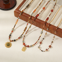 Collier Perlé Fait Main Tendance en Pierre Œil de Tigre, Pierre Tachetée et Agate Rouge avec Pendentif Soleil