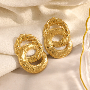 Boucles d'oreilles créoles géométriques en acier inoxydable plaqué or 18 carats pour un usage quotidien - Product Image 4