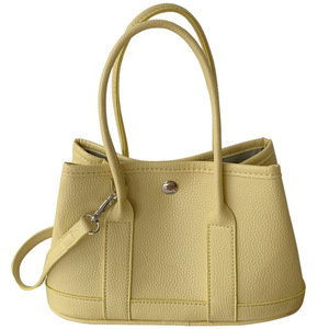 Sac fourre-tout pour femme jaune uni avec boucle magnétique, poche zippée et chaînes – Usage quotidien – Collection Printemps 2025 - Product Image 5