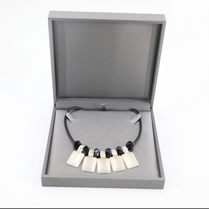 Échantillon gratuit <span class=keywords><strong>prix</strong></span> de gros étui à bijoux en cuir PU gris personnalisé boîte d'emballage de bijoux de luxe gris collier bague bracelet - Product Image 5