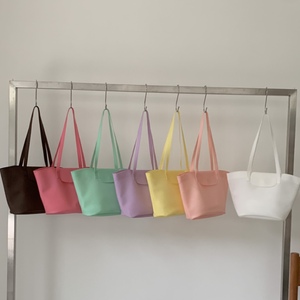 กระเป๋าเยลลี่สีมาการองแบบใหม่ กระเป๋าใส PVC สะพายไหล่หรือถือใต้วงแขน กันน้ำ เหมาะสำหรับเดินทางช่วงฤดูร้อน - Product Image 2