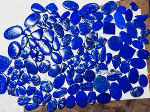 Pierre précieuse naturelle de lapis-lazuli de qualité supérieure, pierre bleue polie pour la fabrication de bijoux, la création de perles, l'artisanat et la décoration, disponible à la vente - Product Image 4