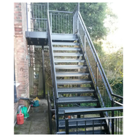 Escalier extérieur courbé avec structure en aluminium, marches en teck, revêtement de qualité marine, construction résistante aux intempéries