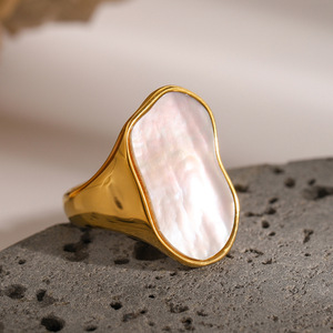 Bague tendance en acier inoxydable plaqué or 18 carats avec nacre blanche irrégulière, bijou unisexe, cadeau, forme géométrique, sertissage clos - Product Image 4