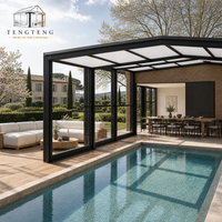 Véranda mobile moderne en aluminium et verre, conçue avec une vue panoramique et un design quatre saisons pour balcons et serres