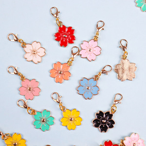 Lote de llaveros <span class=keywords><strong>y</strong></span> colgantes florales de flor de cerezo rosa esmaltada, estilo Sakura, para accesorios de marcadores de punto de ganchillo hechos a mano - Product Image 4