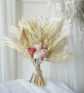 Bouquet de qualité garantie avec des roses blanches en pampas et de l'eucalyptus pour la mariée, la demoiselle d'honneur, bouquet de mariage, fleurs séchées - Product Image 6