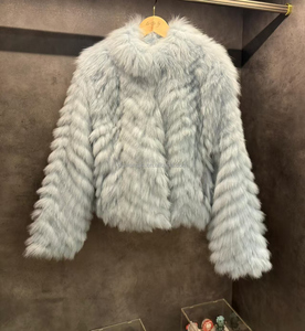 Giacca Cardigan da Donna dal Design Romantico con Bavero in Ecopelliccia Soffice e Calda - Product Image 6