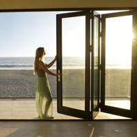 Porte patio pliante moderne 2026 coupe-vent en aluminium à double vitrage, cloison en verre accordéon, écoénergétique