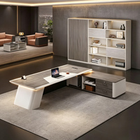 Bureau de direction de luxe en forme de L, placage bois bicolore, avec panneau frontal arqué élégant et armoire latérale pour bureau de PDG