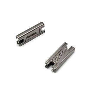 Etiquetas de Metal con Logotipo Personalizado para Ropa, Diseño de Moda, Clip para Bolsillo con Pliegue Central, Etiquetas con Borde Cortado con Láser, Ecológicas, Etiquetas en Relieve 3D - Product Image 5