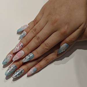 <span class=keywords><strong>Uñas</strong></span> Postizas de Moda Muhaha: Degradado Azul-<span class=keywords><strong>Rosa</strong></span> Estilo Y2K para Millennials - Product Image 1