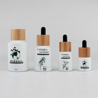Leere gefrostete weiße Kosmetik glasflasche mit Holz pumpe und Glas mit Bambus-Schraub verschluss One-Stop-Herstellung