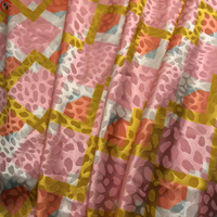 Olyester-tela satinada con estampado digital, tejido de satén con patrón geométrico, tacto suave y sedoso para vestido o pantalón