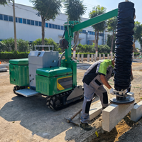 Machine de pavage automotrice sur chenilles pour dalles de béton et pierres naturelles, avec aspirateur et élévateur à palettes intégrés