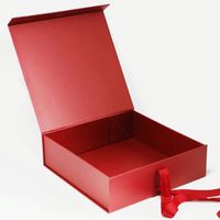 Boîte cadeau en carton pliable écologique et recyclable sur mesure pour l'emballage de chaussettes et de vêtements avec ruban personnalisé