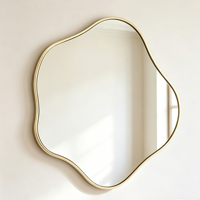 Miroir mural asymétrique irrégulier en verre organique avec cadre en métal doré festonné irrégulier, double suspension décorative pour l'intérieur de la maison