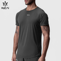 T-shirt de course perforé au laser à séchage rapide en mesh avec fentes latérales et logo réfléchissant, fabriqué sur mesure par OEM HUCAI