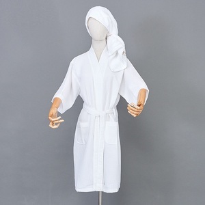 Peignoir <span class=keywords><strong>de</strong></span> <span class=keywords><strong>bain</strong></span> absorbant en polaire corail à motif brodé pour enfants, idéal pour les hôtels et les baby showers (vente en gros) - Product Image 3