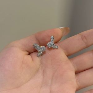 Boucles d'oreilles clous Dylam style classique en argent sterling 925 avec pierres de moissanite couleur D VVS1 et nœud papillon pour femmes et jeunes filles - Product Image 4