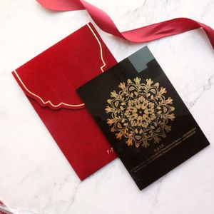 Carta di invito a nozze in acrilico nero unico con busta di velluto bordeaux sventata oro per evento di invito a nozze - Product Image 1