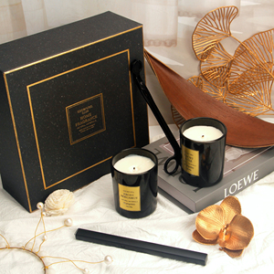 Ensemble cadeau de bougies parfumées Ascendia Home Fragrance, bougie pilier en cire de soja avec mèche en coton, matériaux naturels, pot noir, étiquette dorée - Product Image 1