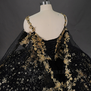 WC046 Elegante Vestido de Gala Negro con Apliques de Encaje Metálico, Lentejuelas Brillantes, Capa de Gasa y Escote Corazón Maxi - Product Image 3