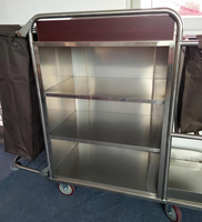 Chariot de nettoyage portable en acier inoxydable robuste avec 3 étagères, sacs à linge pour l'entretien hôtelier OEM