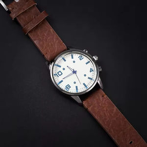 Reloj de cuarzo de alta calidad para hombre con escala digital simple y correa de cuero - Product Image 2