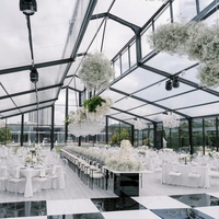 Tente de réception de luxe TENTCHO en aluminium personnalisée avec toit transparent en verre et parois claires pour mariages et événements en plein air