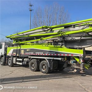 Bomba de Concreto Montada en Camión Zoomlion de 56m y 63m con Motor Benz, Componentes Clave: Motor, Caja de Cambios, Engranajes, Rodamientos, PLC - Product Image 1