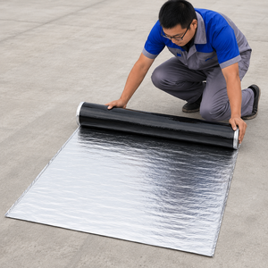 Rouleau de membrane d'étanchéité en asphalte résistant aux UV avec surface en feuille d'aluminium à haute adhérence de 2,0 mm pour la réparation des gouttières en tuiles d'acier colorées - Product Image 3