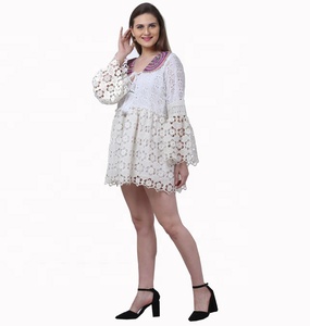Robe d'été décontractée blanche faite à la main, dernière collection, design tendance, longueur genou, col en V, manches courtes, écologique, pour la plage, pour femme - Product Image 2