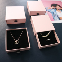 Boîte à bijoux à tiroir avec gaufrage, revêtement UV, doublure en éponge, matériaux recyclés, couleur personnalisable, fermeture magnétique pour pendentifs et clous d'oreilles