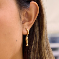 Boucles d'oreilles Huggie tendance Gaovo Premium Luxury au design géométrique européen pour femmes, résistantes au ternissement, en acier inoxydable plaqué or 18 carats
