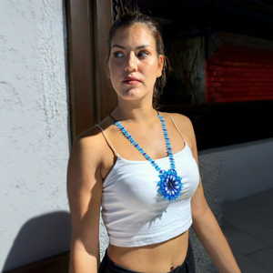 Collier léger ethnique et artisanal en perles bleues motif tournesol, ras-de-cou en perles de verre pour anniversaire, tenue de soirée - Product Image 1