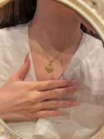 Collier Vajra à quatre feuilles, un accessoire pendentif de luxe léger, de niche et haut de gamme pour femme, chaîne de clavicule