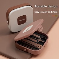 Ensemble de manucure 8 pièces en acier inoxydable dans un étui portable, comprenant des coupe-ongles, des ciseaux, des pinces, une lime à ongles pour un usage domestique, lot en vrac