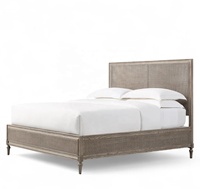 Lit plateforme king size en chêne massif sculpté à la main, style américain classique traditionnel, avec cannage et rotin naturels