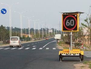 علامة حد السرعة للمقطورة VMS شاشة ليد على الطريق السريع رادار شمسي محمول علامات محدودة السرعة متغيرة - Product Image 3