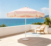 Parasol de patio rose à fines rayures avec franges blanc cassé, protection UV, pour jardin, bord de piscine, plage, complexe hôtelier