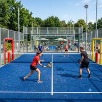 Terrain de padel panoramique à vue complète, terrain de padel extérieur standard avec clôture en verre entièrement transparente, ensemble complet de terrain de padel