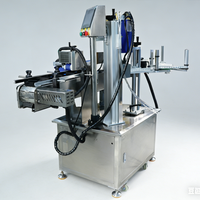 Machine automatique d'étiquetage et de codage latéral pour bouteilles de produits chimiques quotidiens thermosensibles avec application par rouleau