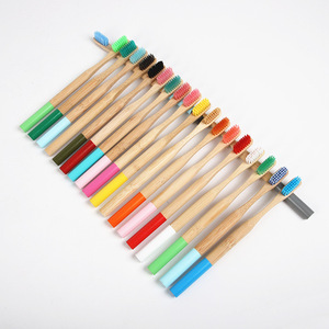 <span class=keywords><strong>Cepillo</strong></span> <span class=keywords><strong>de</strong></span> <span class=keywords><strong>dientes</strong></span> <span class=keywords><strong>de</strong></span> bambú natural para uso doméstico para adultos con cerdas negras suaves y mango negro redondo - Product Image 5