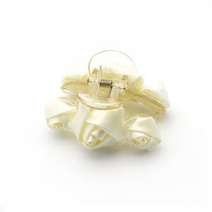 Accessoires de cheveux en forme de fleur personnalisés, Mini pinces à cheveux en tissu pour femmes - Product Image 3