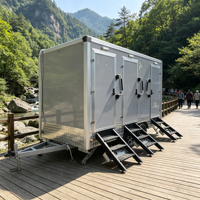 Remorque sanitaire à trois cabines prête pour les espaces étroits, avec conception de remorquage à profil mince, idéale pour les petites villes, les rues étroites et les sites de festivals.
