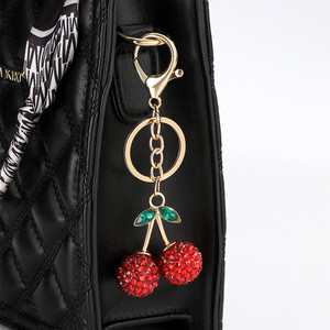 Nuevo llavero con forma de fruta bonita, llavero con abalorio de cereza de diamantes de imitación, adornos colgantes para mujeres y hombres, regalo de cumpleaños de recuerdo - Product Image 4