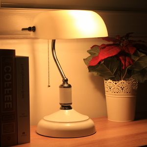 Lámpara de Mesa de Estilo Europeo Moderno, Lámpara de Escritorio de Vidrio Verde y Latón, Lámpara de Mesa Decorativa Retro de Estilo Banquero - Product Image 5